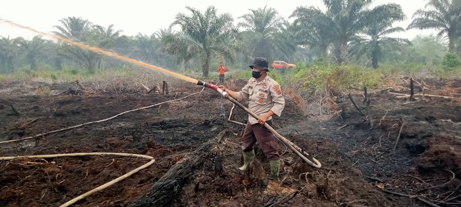 Tim Gabungan TNI-Polri dan Masyarakat Lakukan Pendinginan Karhutla di Lahan Gambut Desa Rantau Panjang