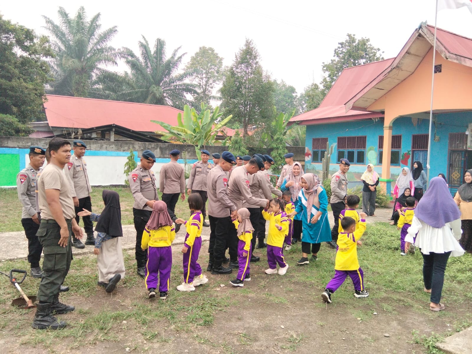 Brimob Jambi Gelar Bakti Sosial di Lingkungan TK Tunas Bangsa Merangin
