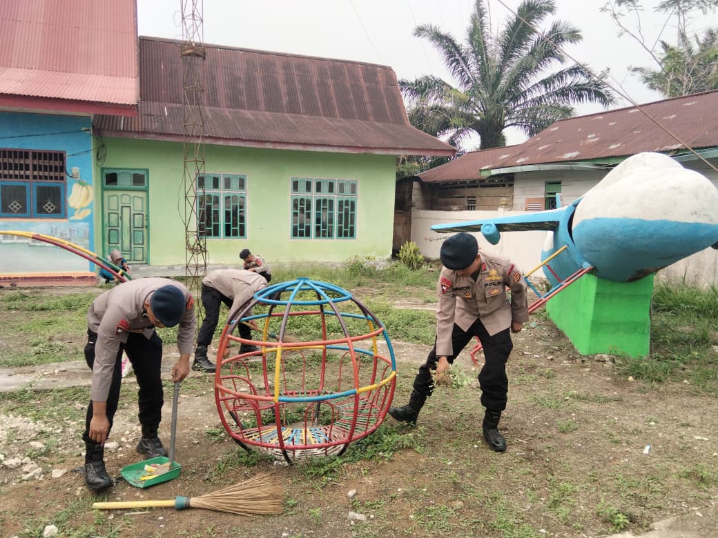 Peduli Pendidikan Anak, Brimob Jambi Laksanakan Bakti Sosial di TK Tunas Bangsa Merangin