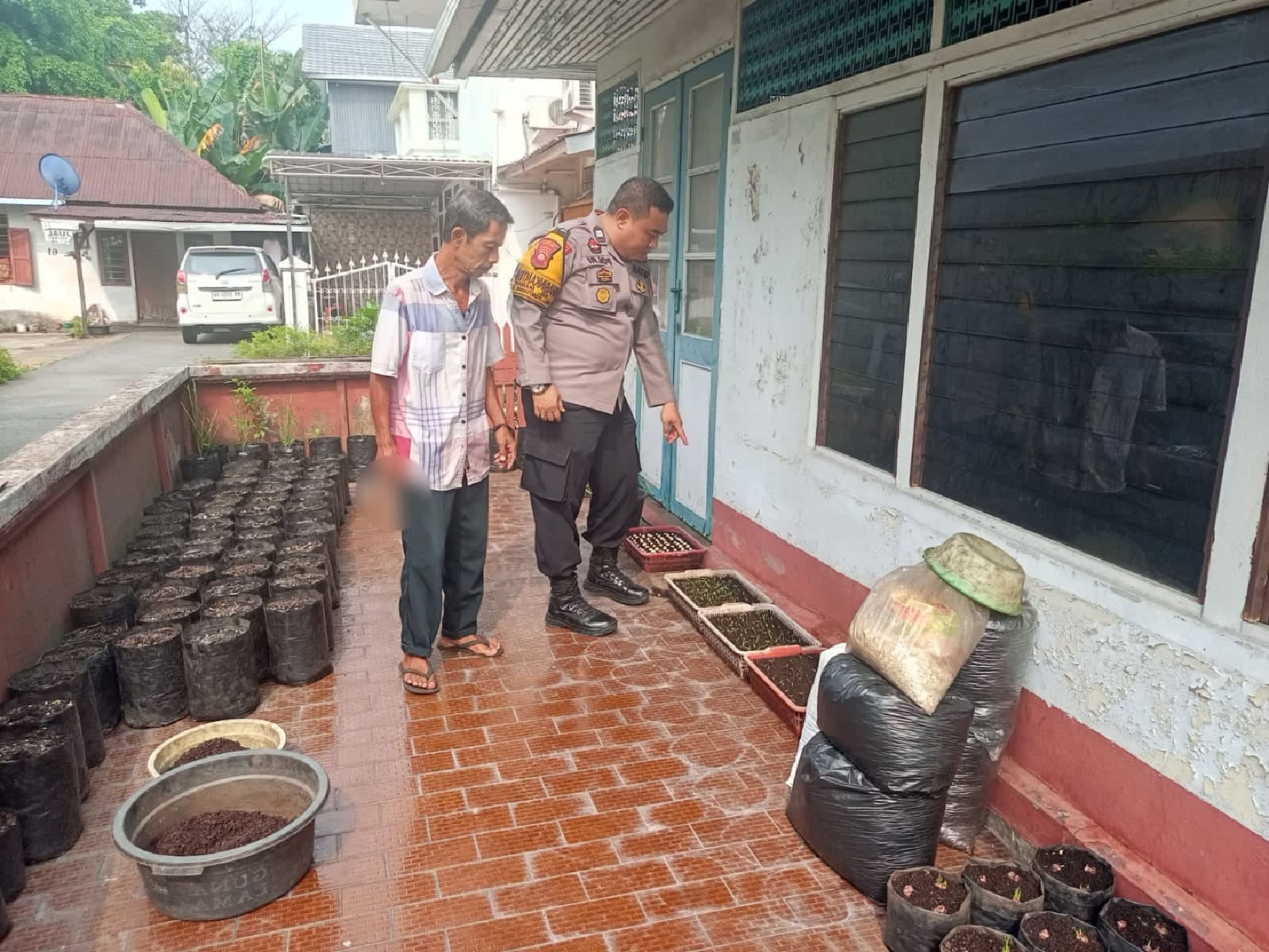 Dukung Ketahanan Pangan, Bhabinkamtibmas Mariana Pantau Budidaya Cabai dan Bawang Warga