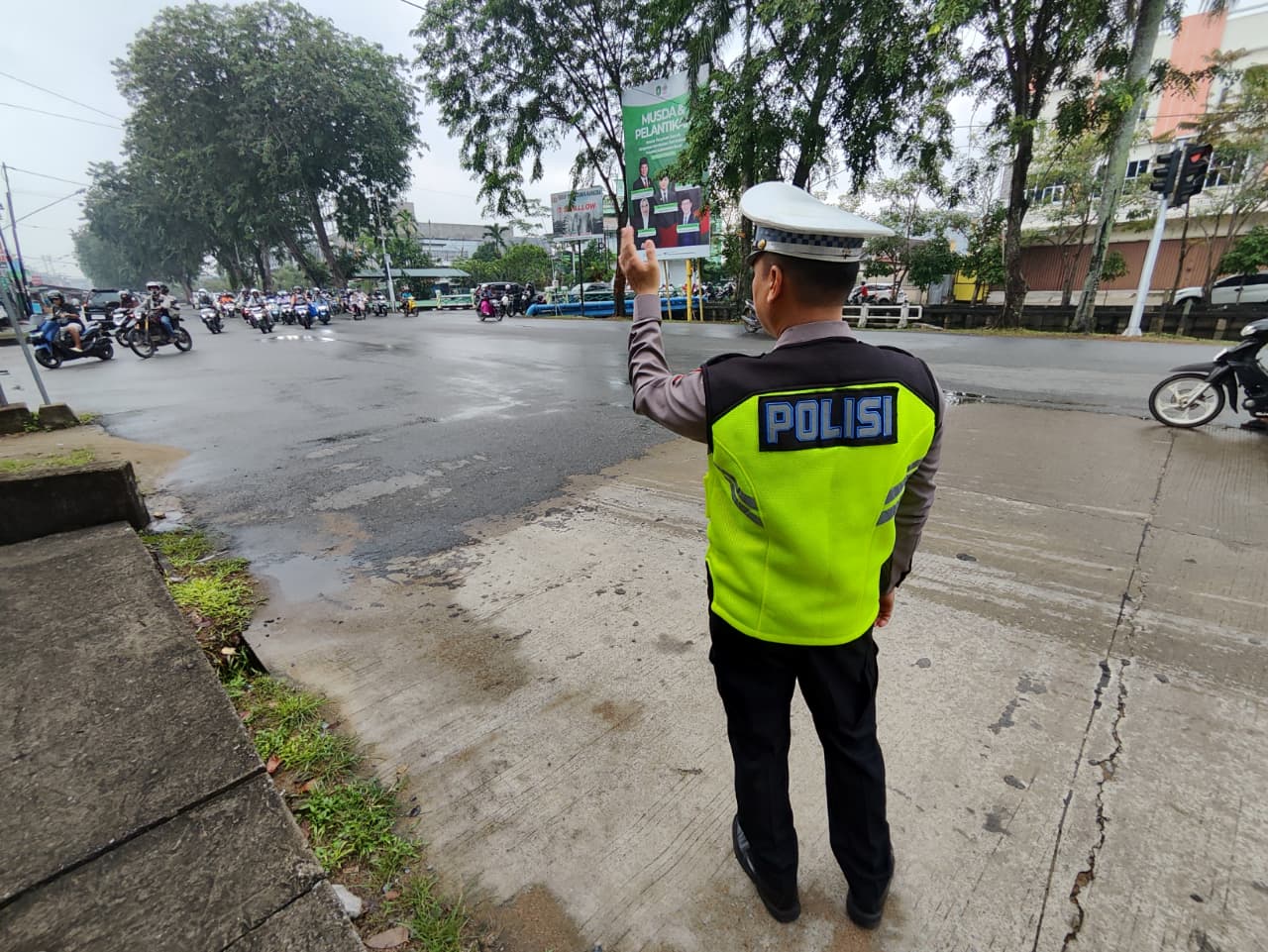 Personel Polsek Pontianak Barat Berikan Pelayanan melalui Strong Point Pagi, Antisipasi Kemacetan dan Laka Lantas.