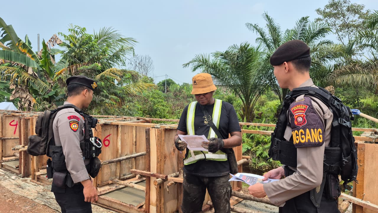 Patroli Enggang dan Sat Binmas Polresta Pontianak ingatkan warga bahaya pembakaran lahan