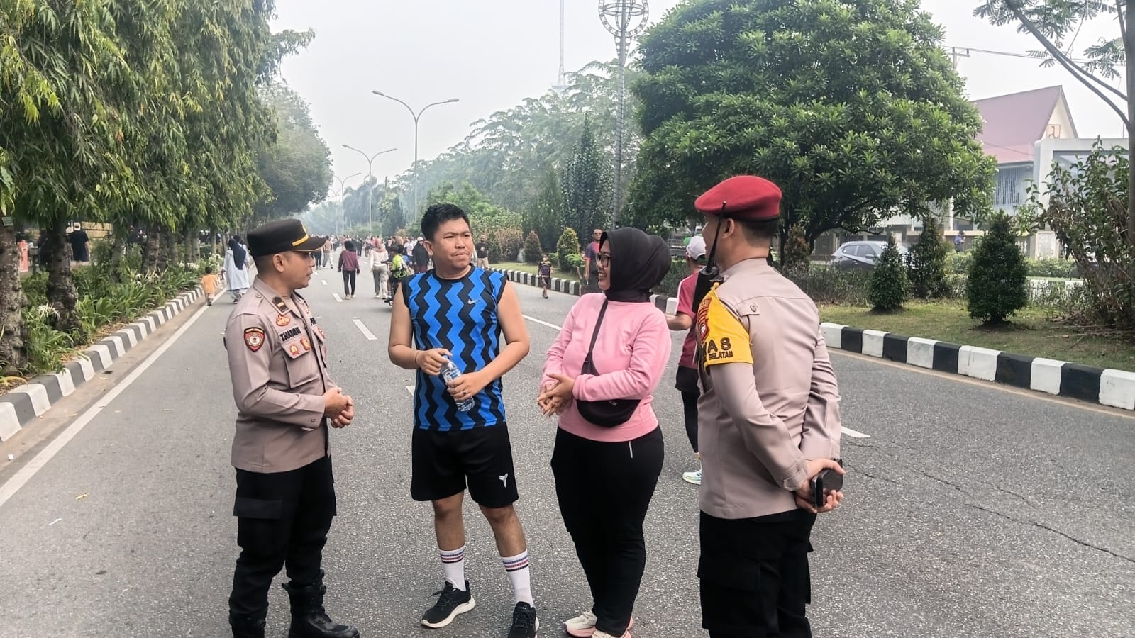 Patroli Enggang Selatan Jalan Kaki, Sapa Warga CFD dan Jaga Kamtibmas Tetap Kondusif.