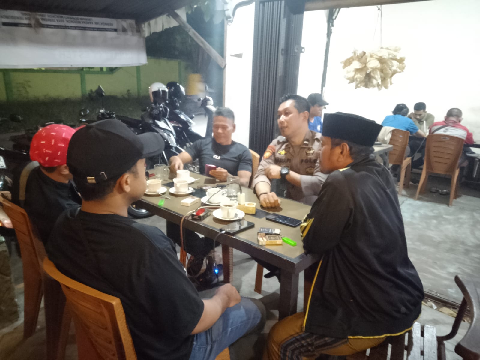 Enggang Polsek Pontianak Barat Intensifkan Patroli Malam, Sampaikan Imbauan Kamtibmas kepada Warga