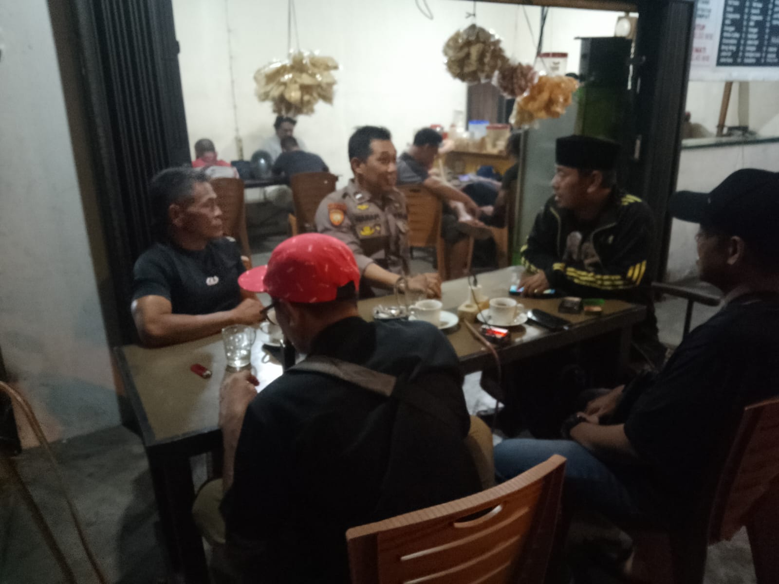 Enggang Polsek Pontianak Barat Intensifkan Patroli Malam, Sampaikan Imbauan Kamtibmas kepada Warga
