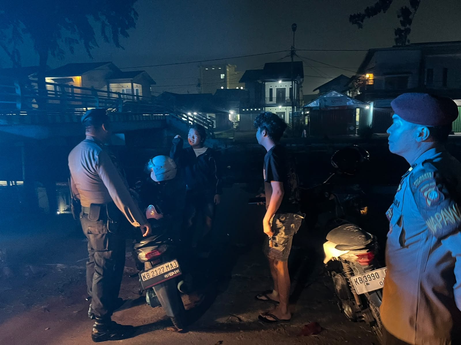 Cegah Gangguan Kamtibmas, Patroli Enggang Resta Bubarkan Remaja di Pal 3 Secara Humanis
