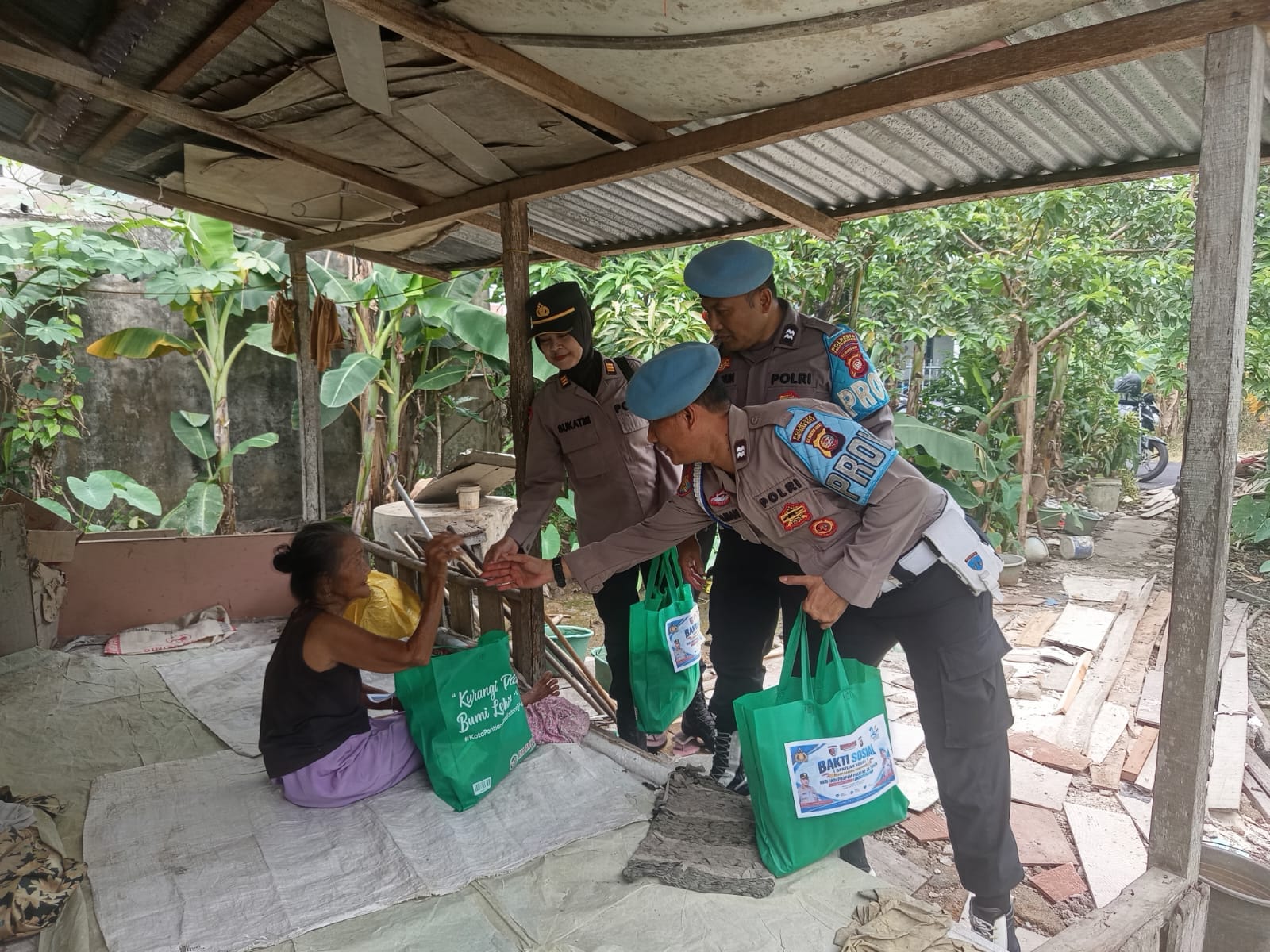 Peduli Sesama, Unit Propam Polsek Pontianak Kota Salurkan Bantuan Sosial Jelang Hari Jadi Propam Polri ke-24