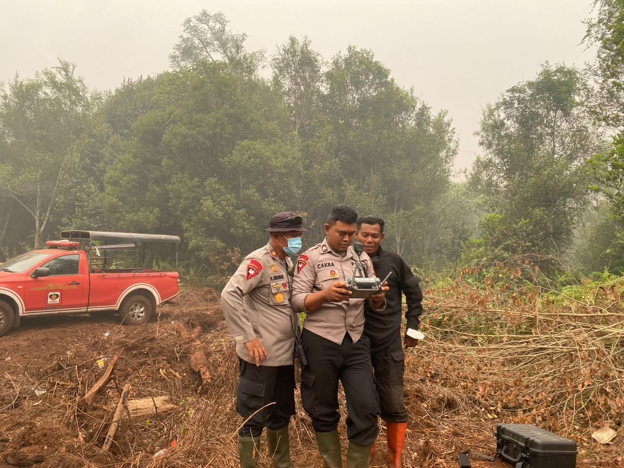 Satgas Karhutla Satbrimob Polda Kalteng Terus Lakukan Pembasahan di Tanjung Taruna