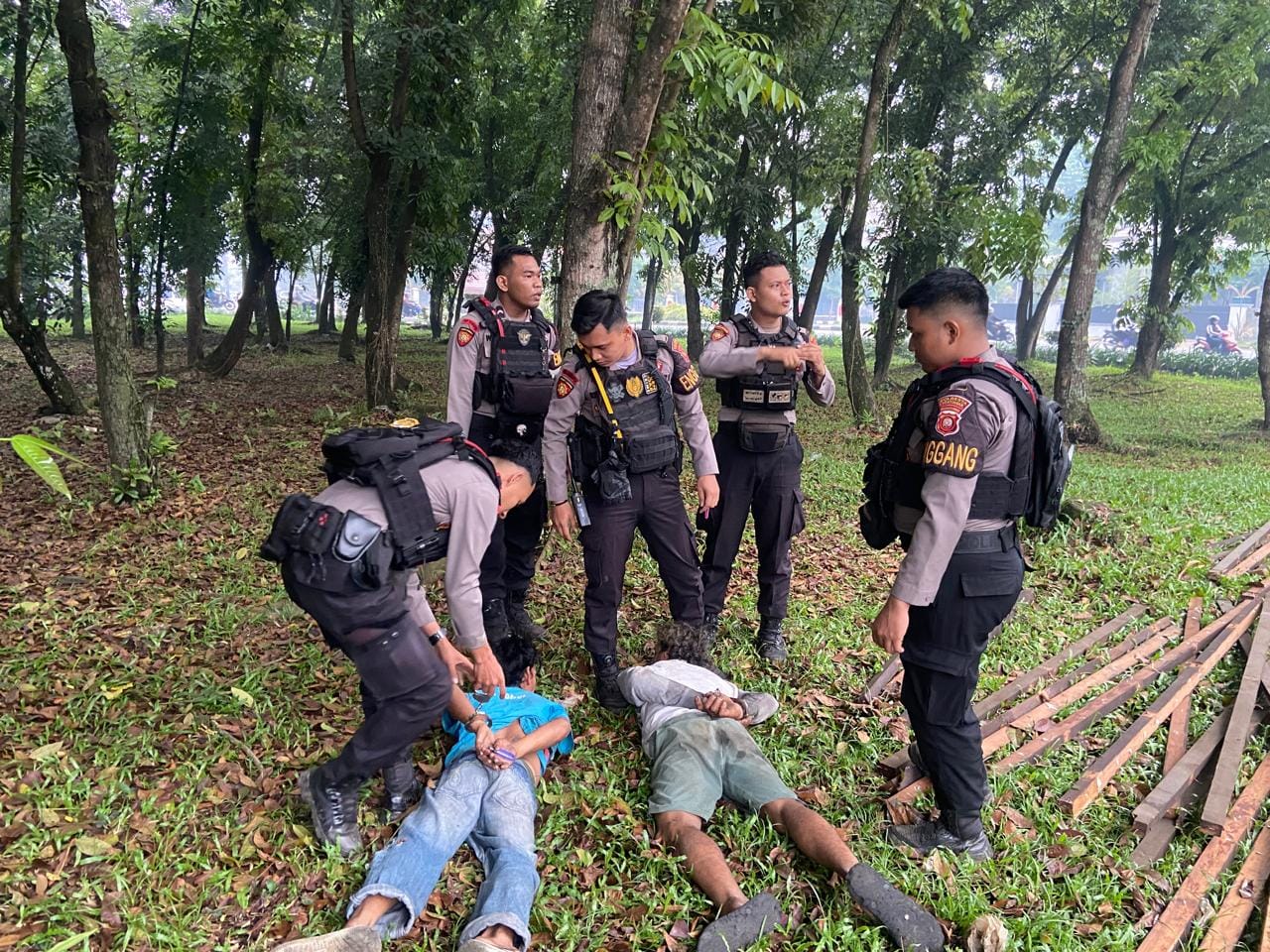 Respons Cepat Call Center 110, Patroli Enggang Resta Amankan Dua Terduga Pelaku Pencurian Kayu Belian