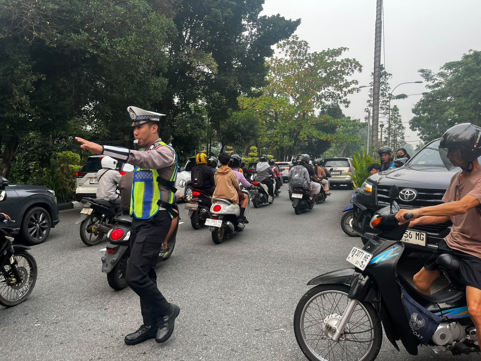 Personil Polsek Pontianak Selatan melakukan pengaturan arus lalin, Jaga Arus Tetap Lancar dan Kondusif