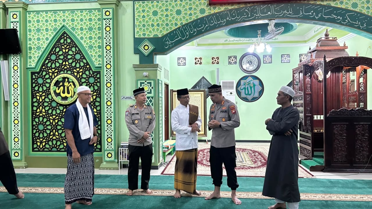 Subuh Keliling di Pontianak Timur, Kapolresta Ajak Warga Jaga Kamtibmas dan Manfaatkan Layanan 110