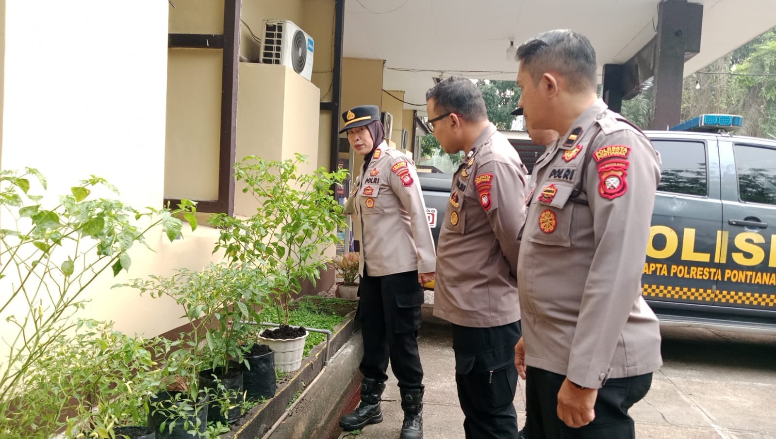 Polsek Pontianak Selatan Dukung Ketahanan Pangan melalui Penanaman di Halaman Mako.