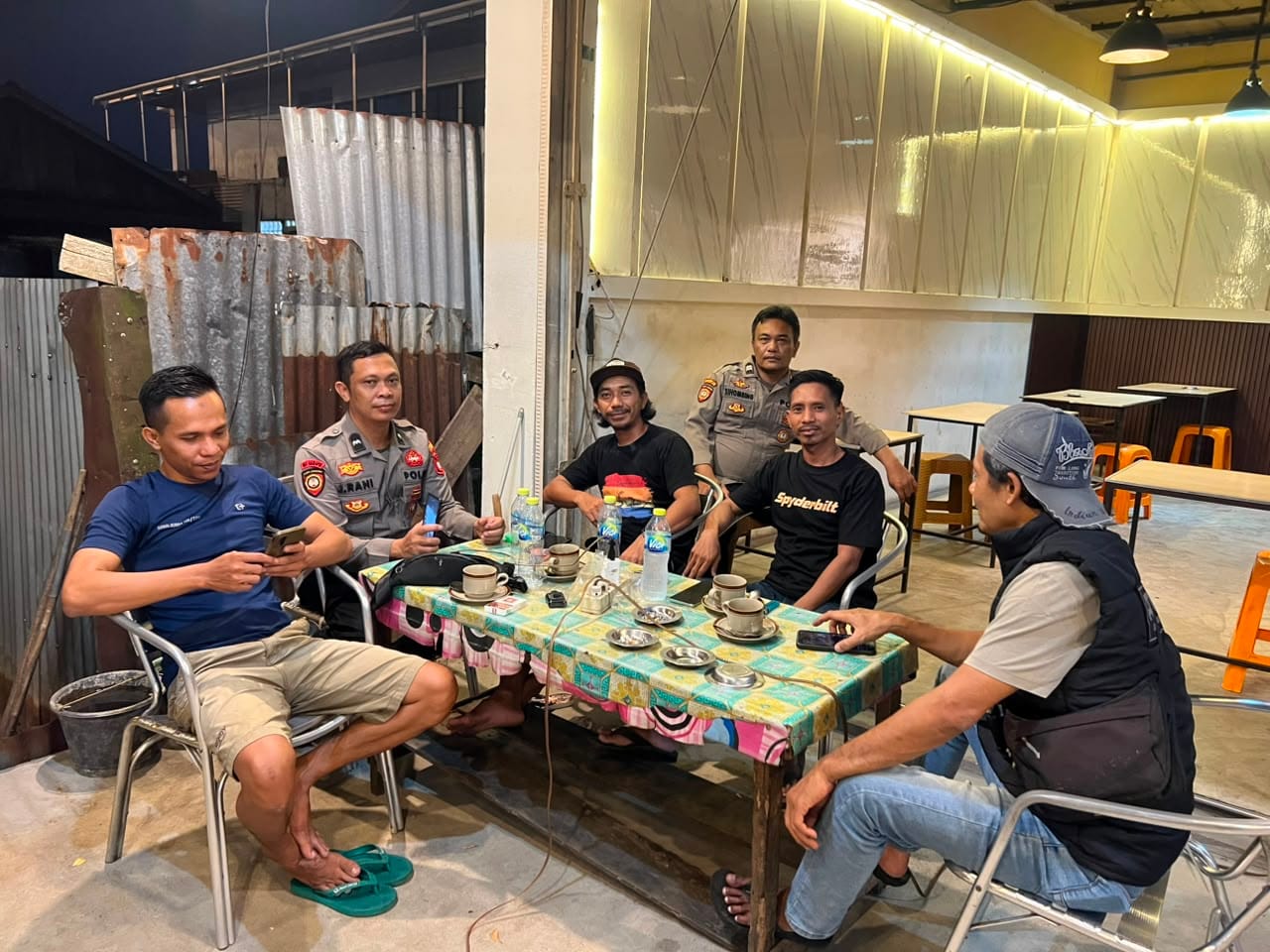 Serap Aspirasi Masyarakat Dan Jaga Kamtibmas Patroli Polsek Pontianak Utara Sambangi Warga Diwarung Kopi
