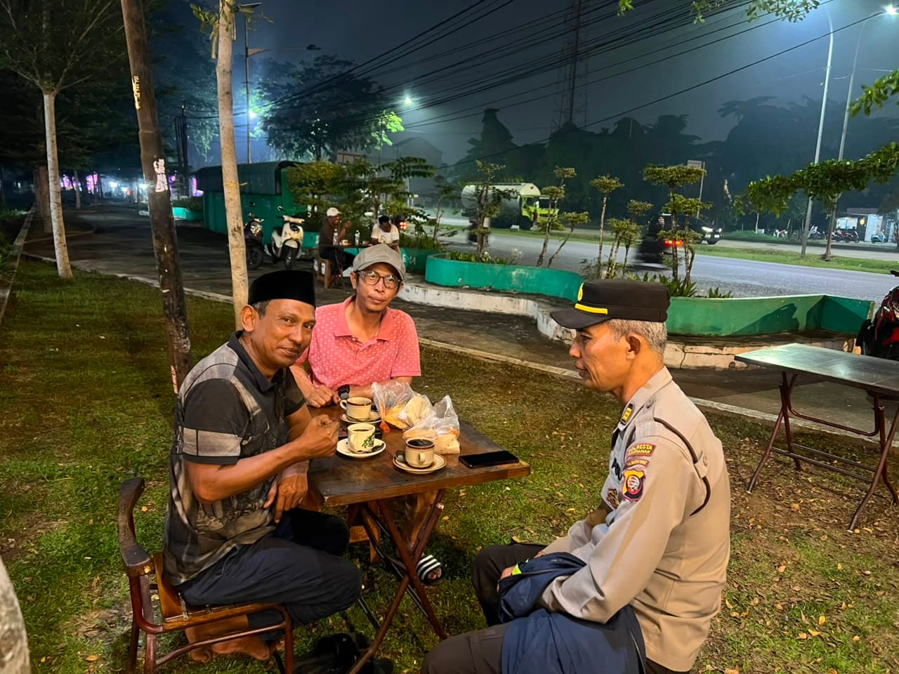 Serap Aspirasi Masyarakat Dan Jaga Kamtibmas Patroli Polsek Pontianak Utara Sambangi Warga Diwarung Kopi