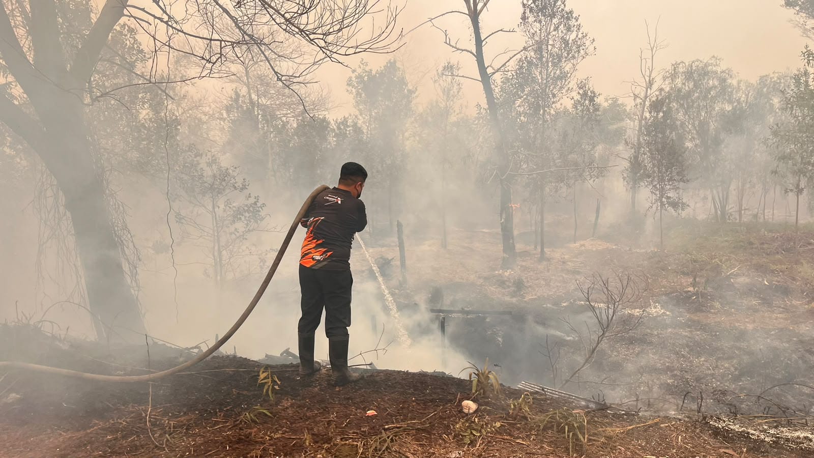 Hari Minggu Tak Surutkan Semangat Personel Polda Kalteng Padamkan Karhutla Demi Masyarakat