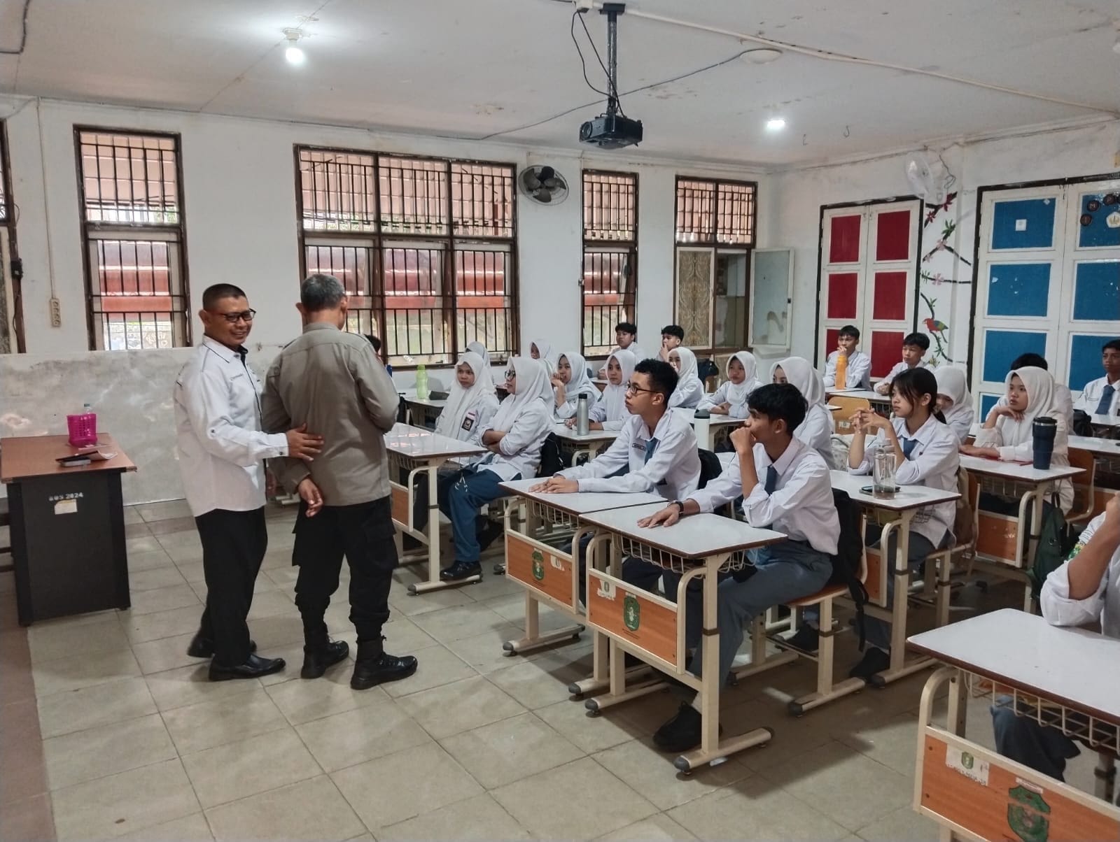 Police Go To School, Polsek Pontianak Timur Edukasi Pelajar SMAN 9 tentang Kenakalan Remaja dan Bahaya Narkoba