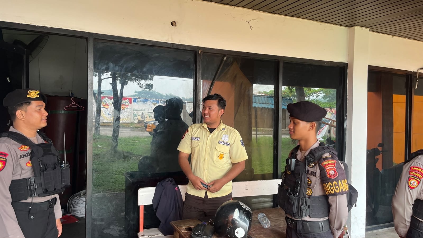 Patroli Enggang Polresta Pontianak Sambangi Petugas Keamanan, Ajak Warga Jaga Kamtibmas  Manfaatkan Layanan 110