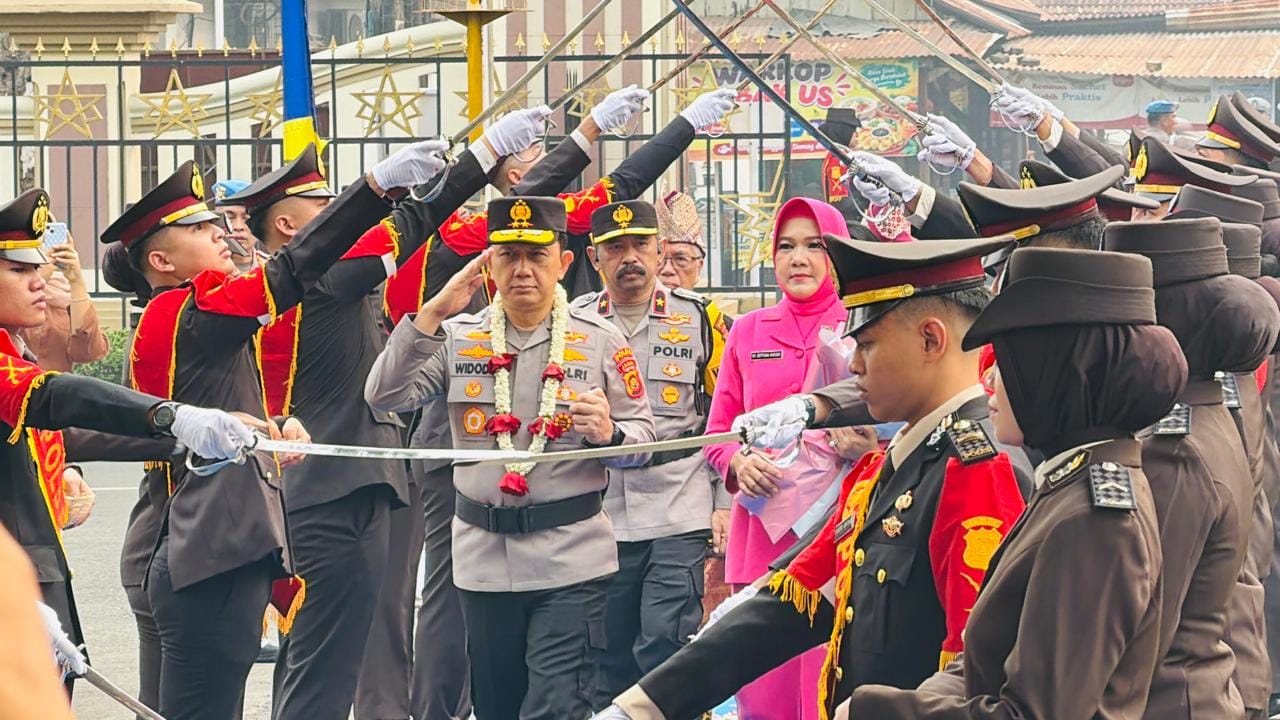 Disambut Upacara Pedang Pora dan Adat Melayu, Kapolda Jambi Tiba di Mapolda