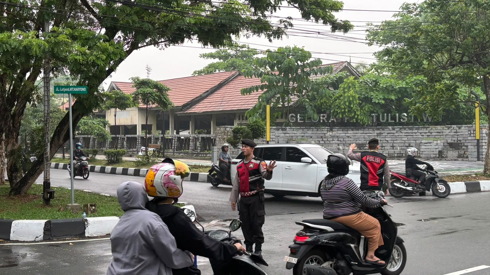 Polresta Pontianak Hadir di Pagi Hari, Urai Kemacetan dan Berikan Kenyamanan Pengguna Jalan