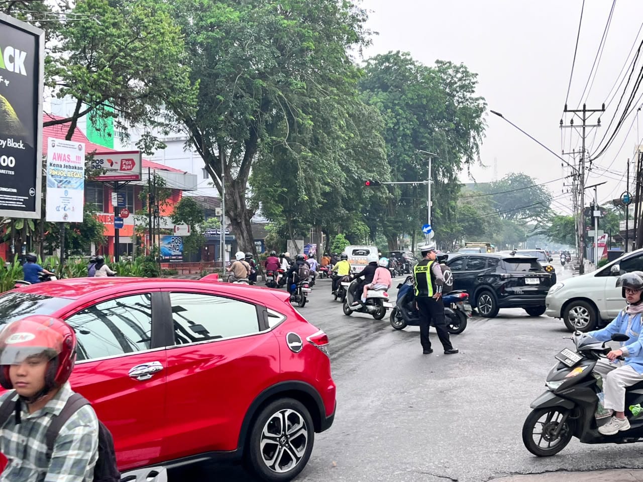 Polresta Pontianak Hadir di Pagi Hari, Urai Kemacetan dan Berikan Kenyamanan Pengguna Jalan