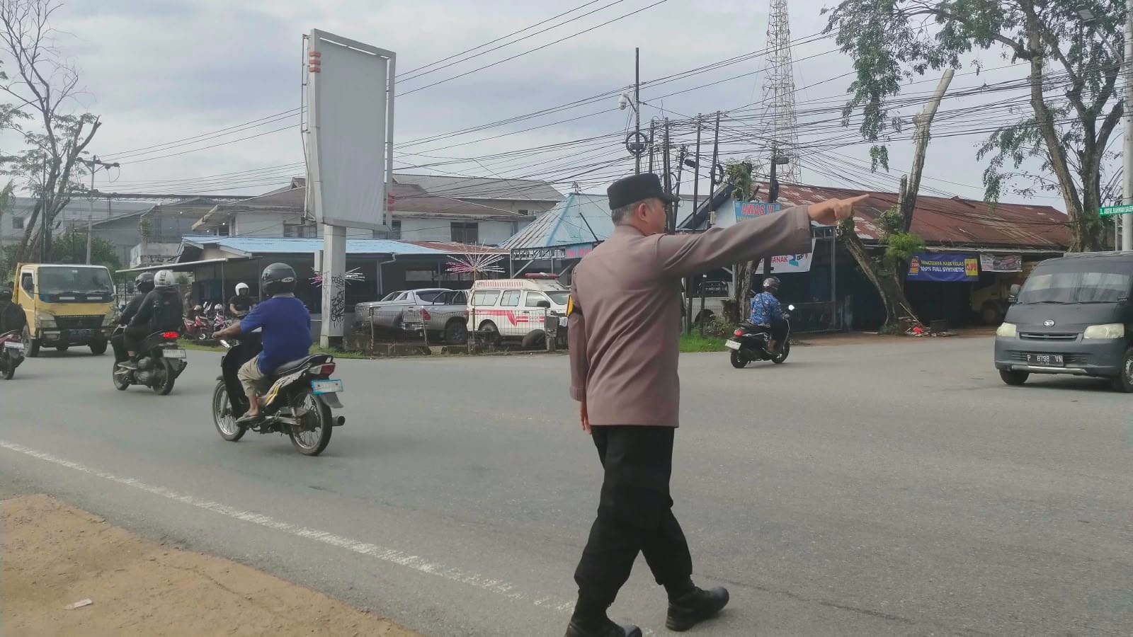 Strong Point Pagi, Polsek Pontianak Selatan Hadir di Jalan Raya, Pastikan Warga Lancar dan Nyaman Beraktivitas.