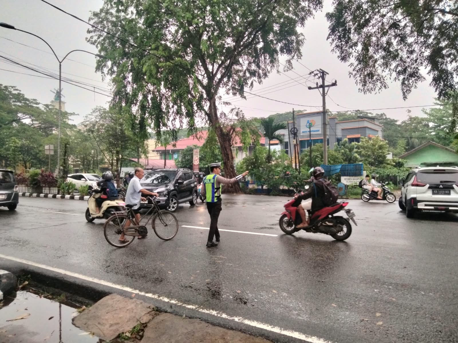 Strong Point Pagi, Polsek Pontianak Selatan Hadir di Jalan Raya, Pastikan Warga Lancar dan Nyaman Beraktivitas.
