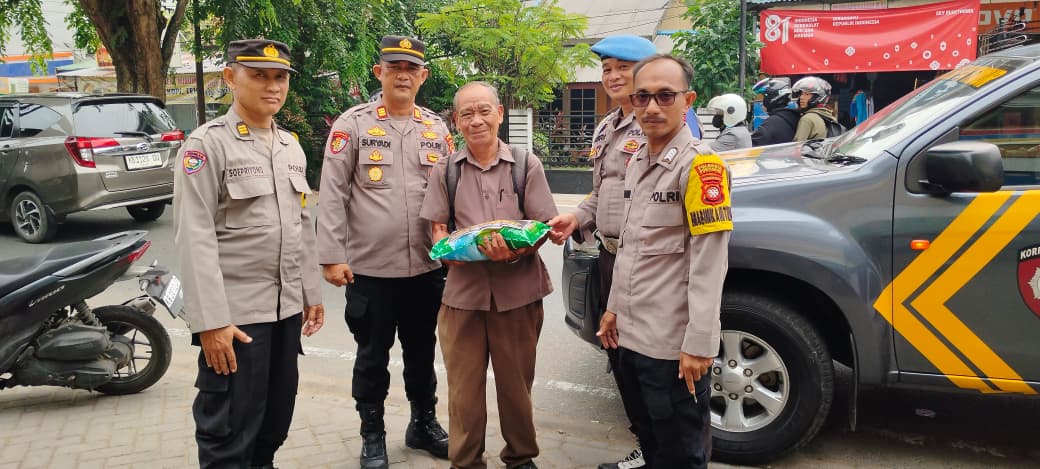 POLSEK PONTIANAK TIMUR LAKSANAKAN BAKTI SOSIAL DALAM RANGKA HARI JADI PROPAM POLRI KE-24
