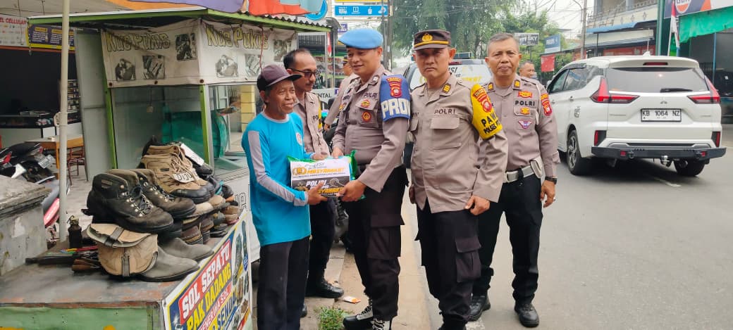 POLSEK PONTIANAK TIMUR LAKSANAKAN BAKTI SOSIAL DALAM RANGKA HARI JADI PROPAM POLRI KE-24