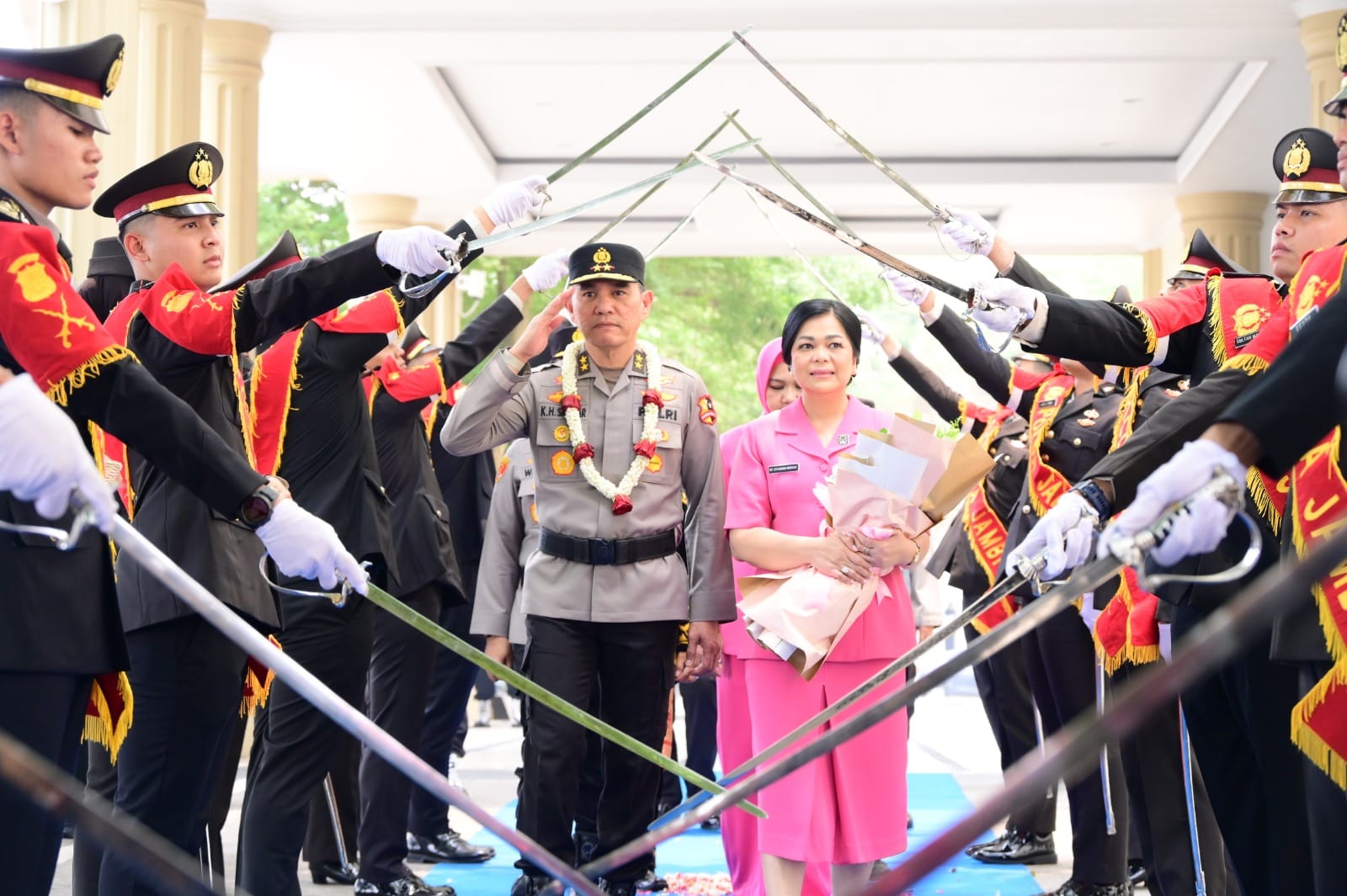 Kapolda Jambi Pimpin Upacara Serah Terima Pataka Siginjai Sakti Wira Bhakti dan Pelepasan Irjen Pol. Krisno H. Siregar