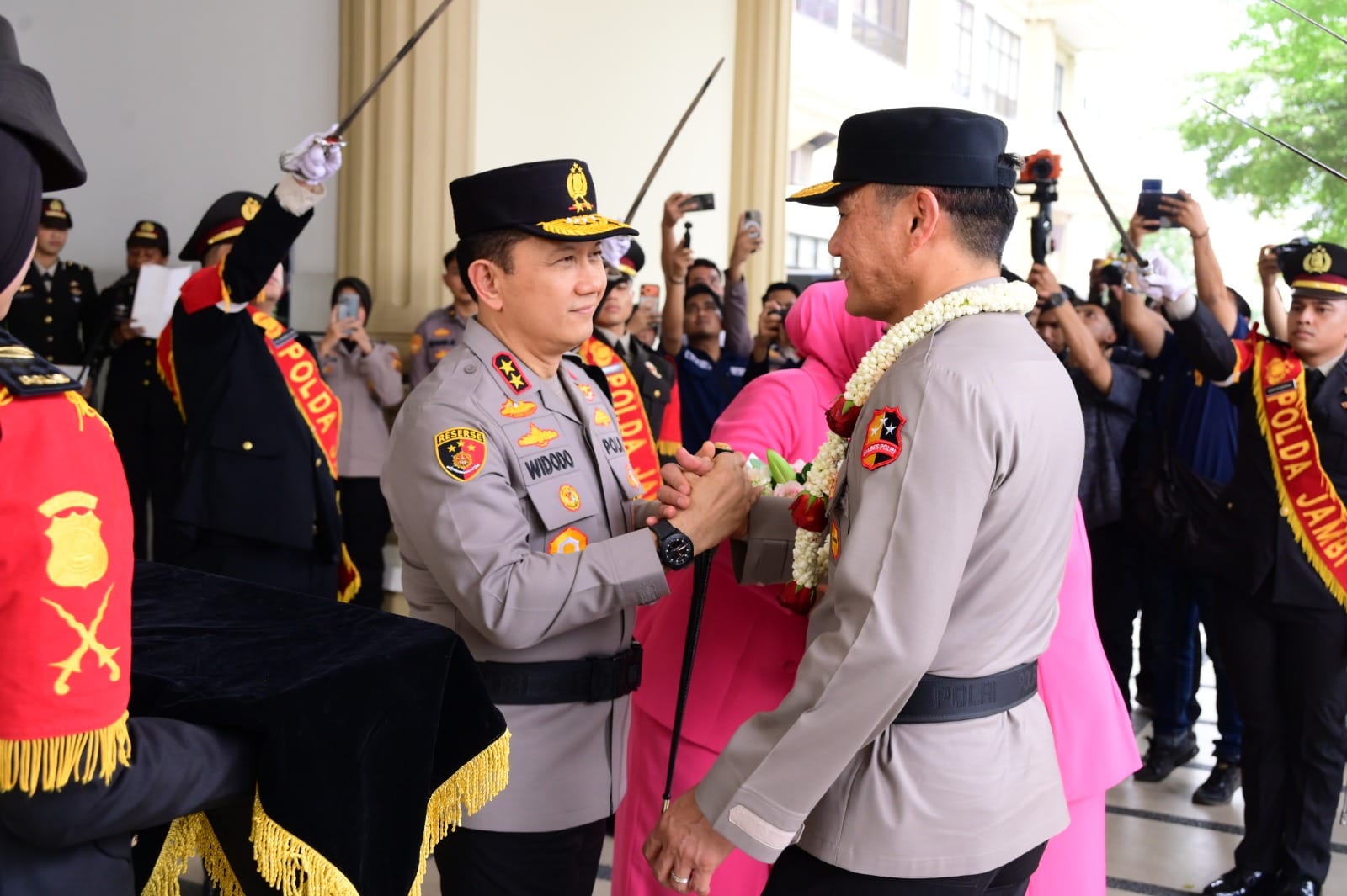 Polda Jambi Gelar Serah Terima Pataka Siginjai Sakti Wira Bhakti, Irjen Pol. Krisno H. Siregar Dilepas