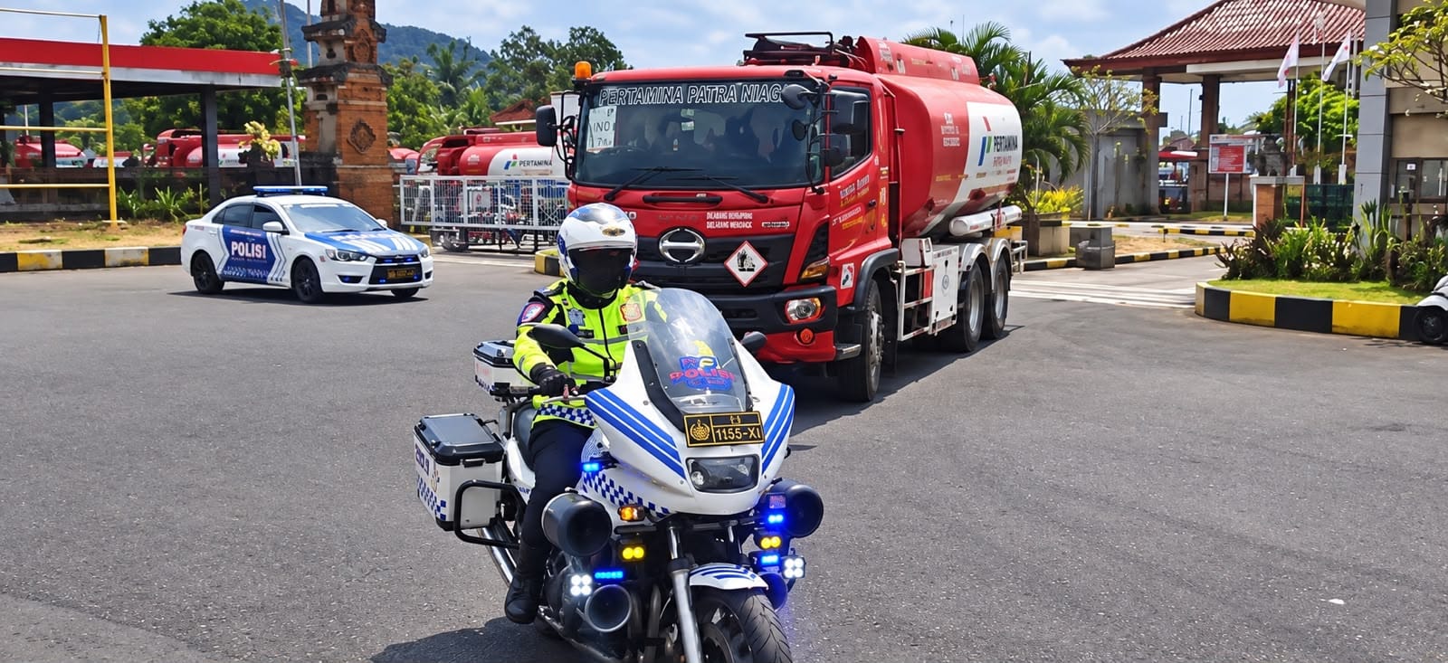 Polda Bali Kawal Pendistribusian BBM dari Depo Pertamina Manggis ke SPBU di Seluruh Bali