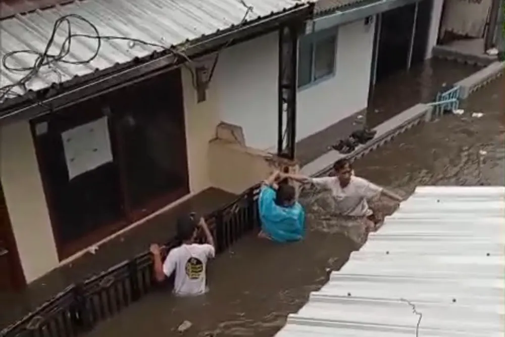Hujan Deras Picu Banjir di Malang, Evakuasi Warga Dilakukan