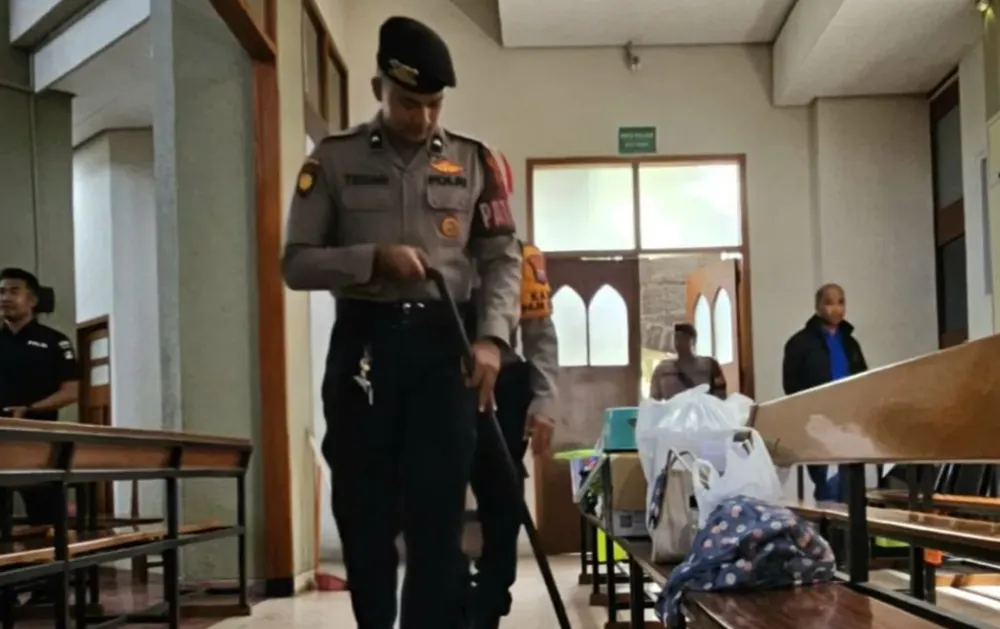 Jelang Misa Natal, Polisi Sisir Gereja Besar di Malang hingga Kolong Bangku Jemaat