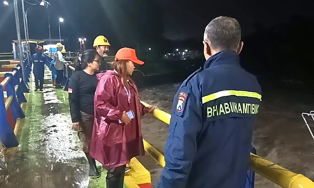 Debit Air Sungai Meningkat, Pak Bhabin Sigap Lakukan Monitoring