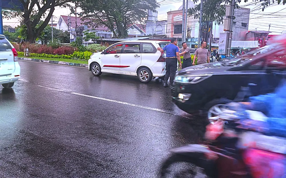 Polisi Hadir di Tengah Kesulitan, Mobil Mogok Dibantu Saat Jam Pulang Kerja