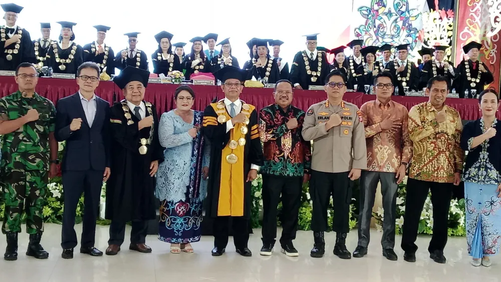 Dukung Dunia Pendidikan, Kabidhumas Polda Kalteng Hadiri Wisuda Mahasiswa UPR