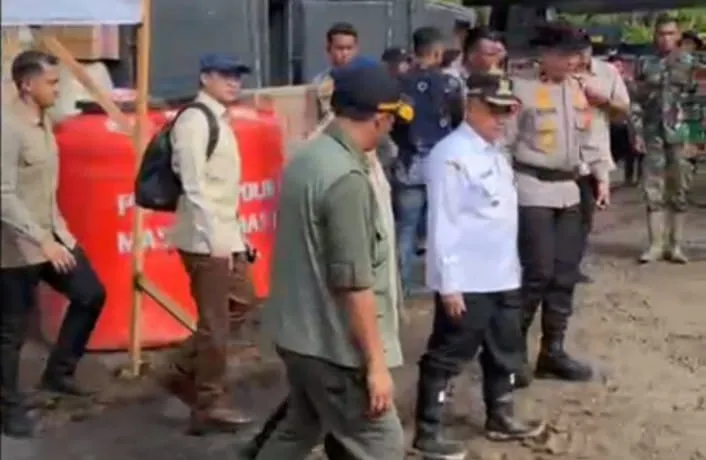 Sentuh Hati Pengungsi Agam, Prabowo Dialog, Cicipi Makanan, dan Beri Semangat