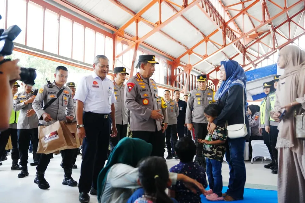 Kapolri Tinjau Kesiapan Pelayanan dan Pengamanan Nataru di Stasiun Tawang Semarang