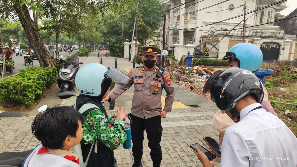 Respons Cepat Polisi Bantu Korban Laka Ringan di U-Turn Oso Jalan Ahmad Yani Pontianak