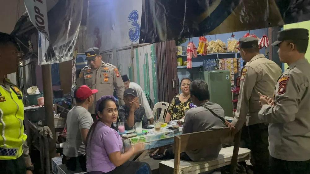Sambangi Kawasan Pemukiman Padat Penduduk Patroli Polsek Pontianak Utara Ingatkan Warga Waspada Bahaya Kebakaran