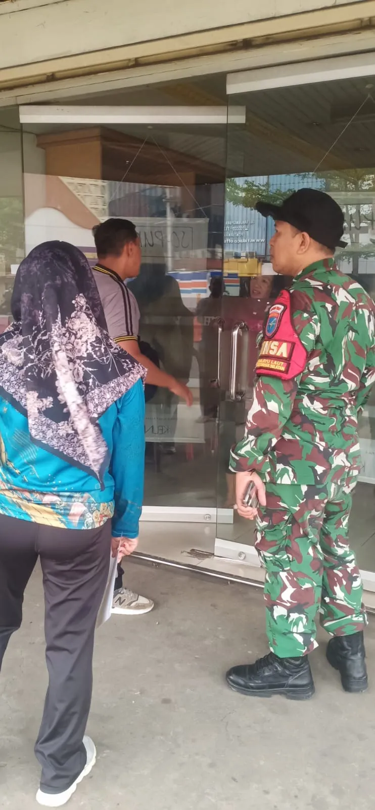 Bersama Sambut Hari Jadi Kota Pontianak, Bhabinkamtibmas Ajak Warga Semarakkan Jalan Tanjungpura.