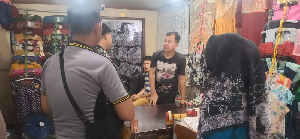 Bersama Sambut Hari Jadi Kota Pontianak, Bhabinkamtibmas Ajak Warga Semarakkan Jalan Tanjungpura.