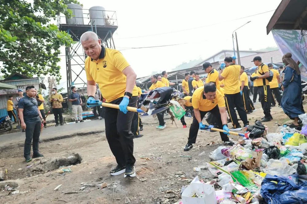 Polda Kalsel Gelar Green Policing di Pasar Galuh Cempaka Banjarbaru, Wujudkan Polisi Bersama Masyarakat