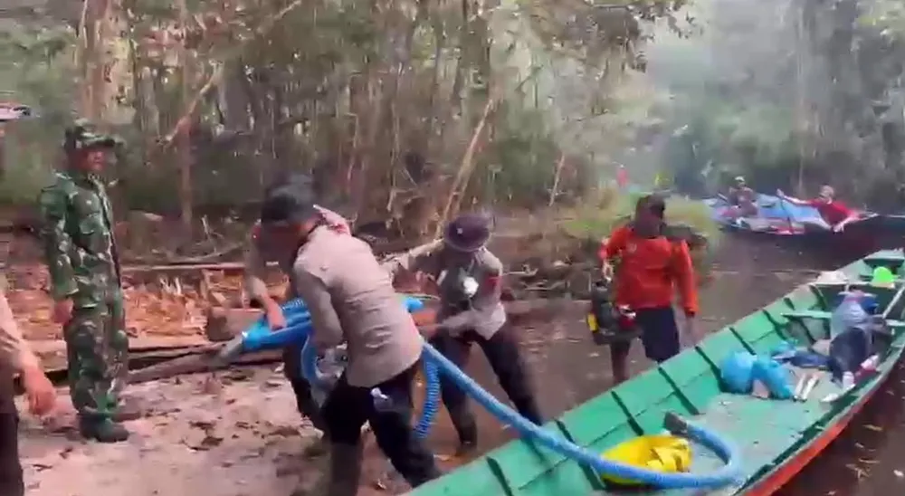Medan Sulit Tak Surutkan Semangat, Satgas Karhutla Polda Kalteng Tempuh 3,7 Km Demi Padamkan Api