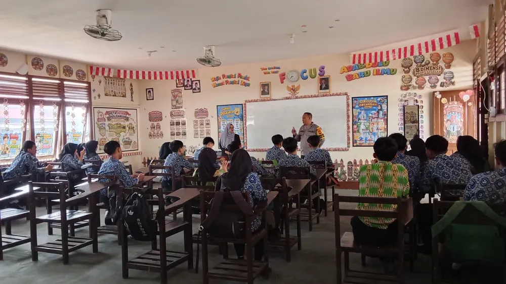 Cegah Generasi Muda Terjerumus Narkoba, Bhabinkamtibmas Banjar Serasan Edukasi Siswa SMP PGRI 1
