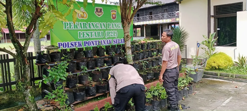 Polsek Pontianak Selatan Dukung Ketahanan Pangan, Manfaatkan Lahan Mako untuk Tanam Sayuran