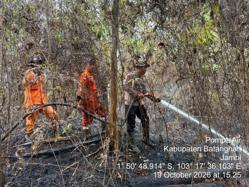 Brimob Polda Jambi Bersama Tim Gabungan Lakukan Pemadaman dan Pendinginan Karhutla di Batanghari dan Muaro Jambi