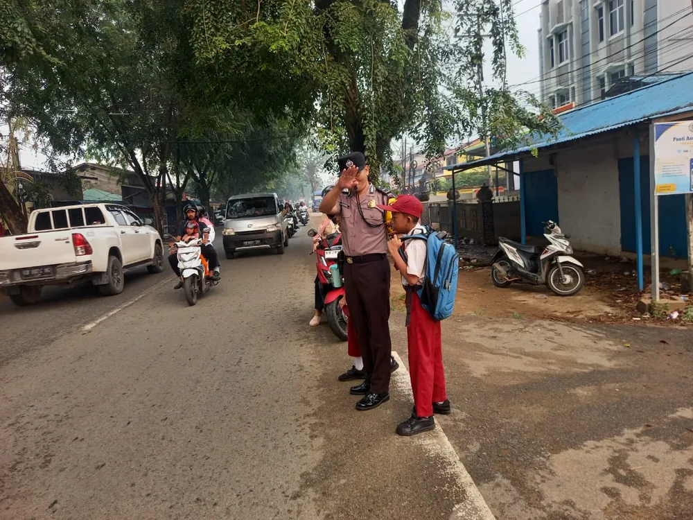 Polresta Pontianak Hadir Lindungi Pelajar, Pengaturan Lalu Lintas di Depan Sekolah Jadi Prioritas Keselamatan