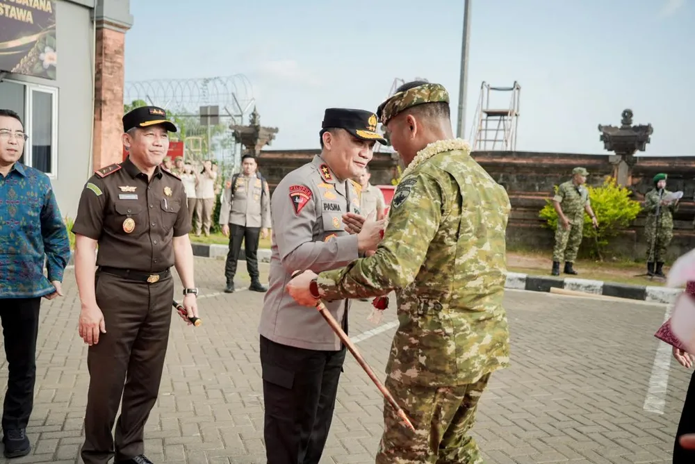 Tegaskan Sinergi TNI-Polri, Kapolda Bali Sambut Kedatangan Pangdam IX/Udayana Baru di Base Ops Bandara I Gusti Ngurah Rai