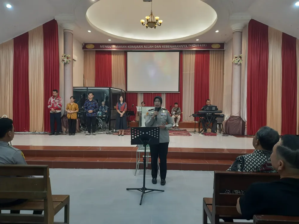 Minggu Kasih di Gereja Isa Almasih, Kapolsek Pontianak Selatan Pererat Silaturahmi dan Serap Aspirasi Jemaat.